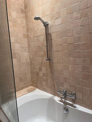 Dusch, hårtork, handdukar och toalettpapper