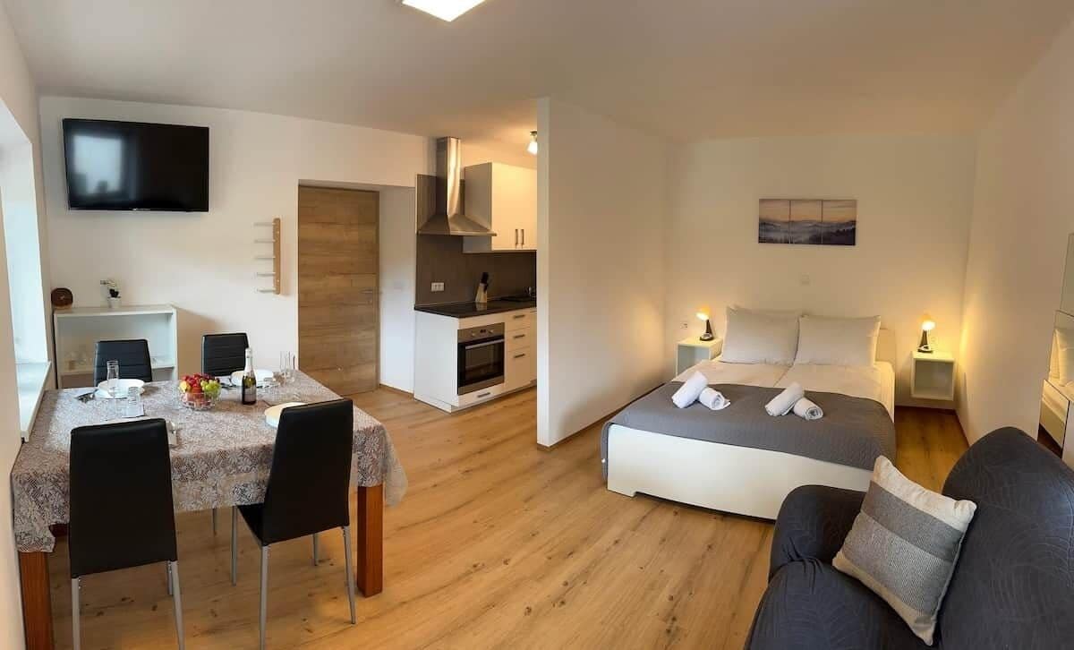 1 多间卧室、办公桌、WiFi、床单