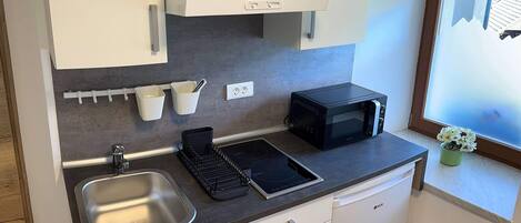 Refrigerador, microondas, parrilla de estufa y cafetera y tetera