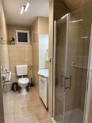 Dusche, Haartrockner, Handtücher