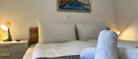 1 bedroom, desk, WiFi, bed sheets