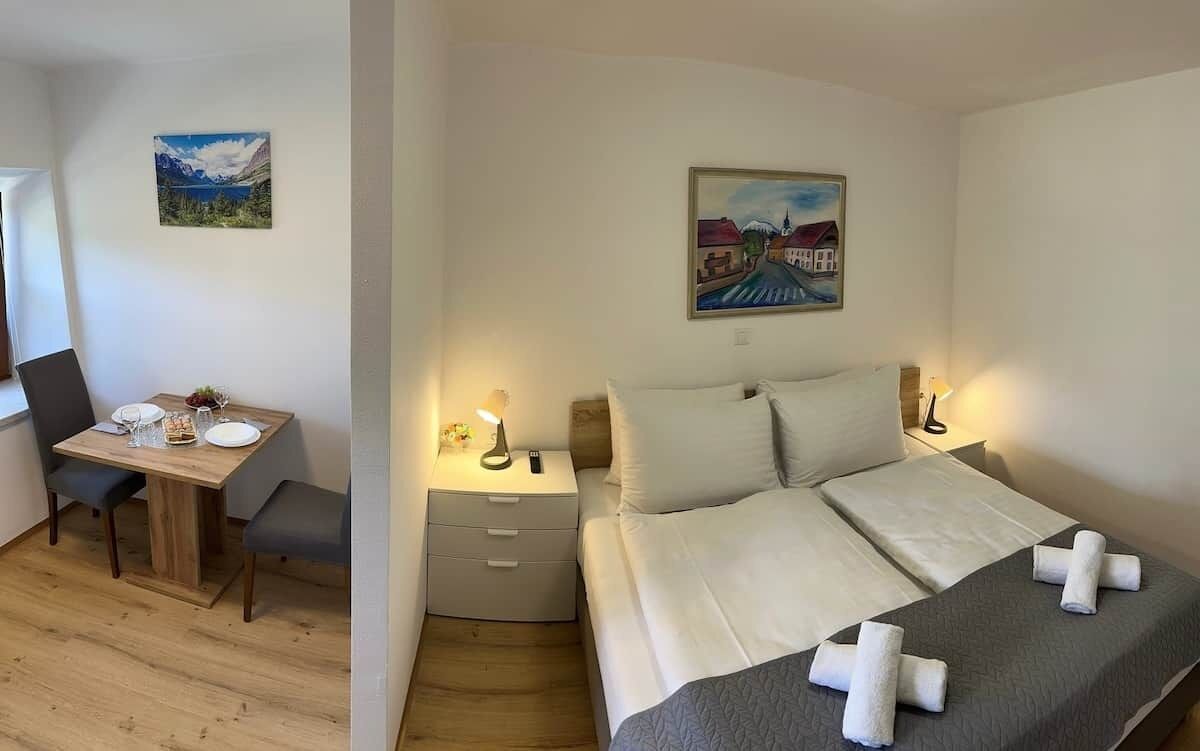 1 室のベッドルーム、デスク、WiFi、ベッドシーツ