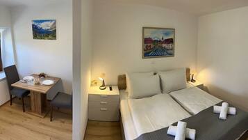 1 Schlafzimmer, Schreibtisch, WLAN, Bettwäsche