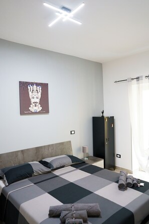 1 chambre, bureau, fer et planche à repasser, lit parapluie