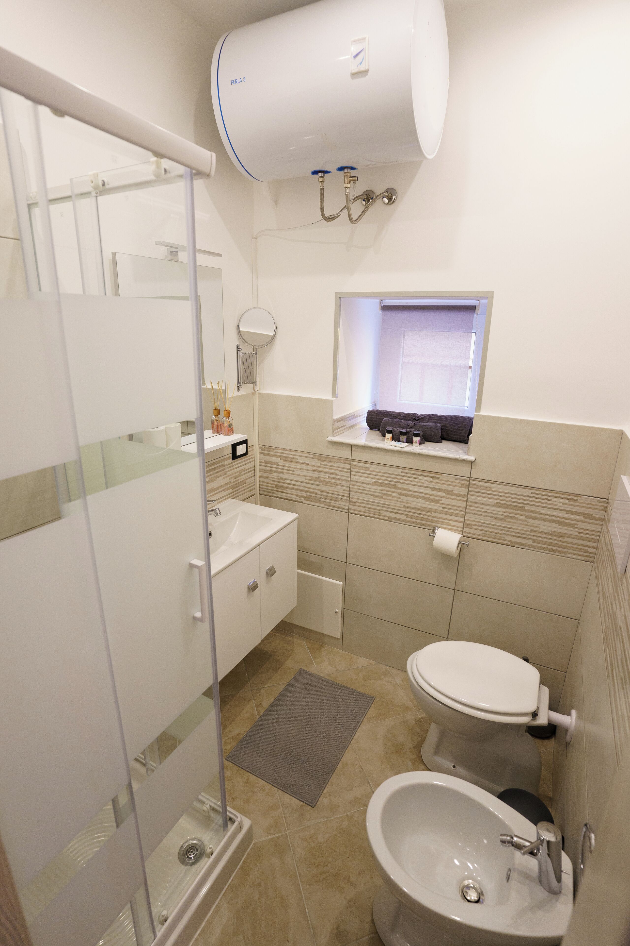 Douche, sèche-cheveux, bidet, serviettes fournies