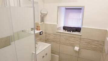 Douche, sèche-cheveux, bidet, serviettes fournies