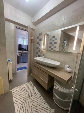 Dusch, hårtork, handdukar och tvål