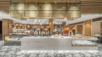 Daily self-serve breakfast (CNY 98 per person)