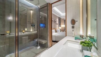 Shower, rainfall showerhead, free toiletries, hair dryer