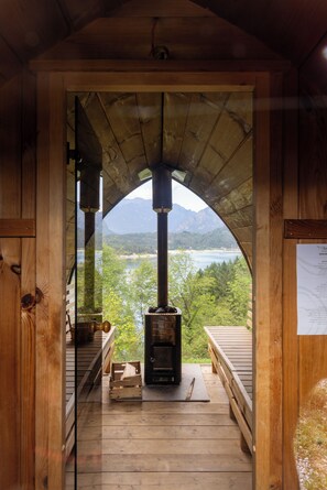 Spa-Außenbereich, Sauna, Whirlpool, Warmsteinmassagen