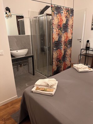 Dusche, Haartrockner, Handtücher, Seife