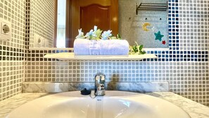 Dusche, Haartrockner, Handtücher