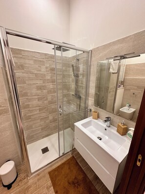 Dusche, Haartrockner, Bidet, Handtücher