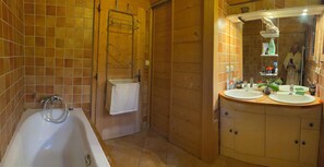 Shower, towels, soap, toilet paper - Chalet mountain view (Sallanches)
