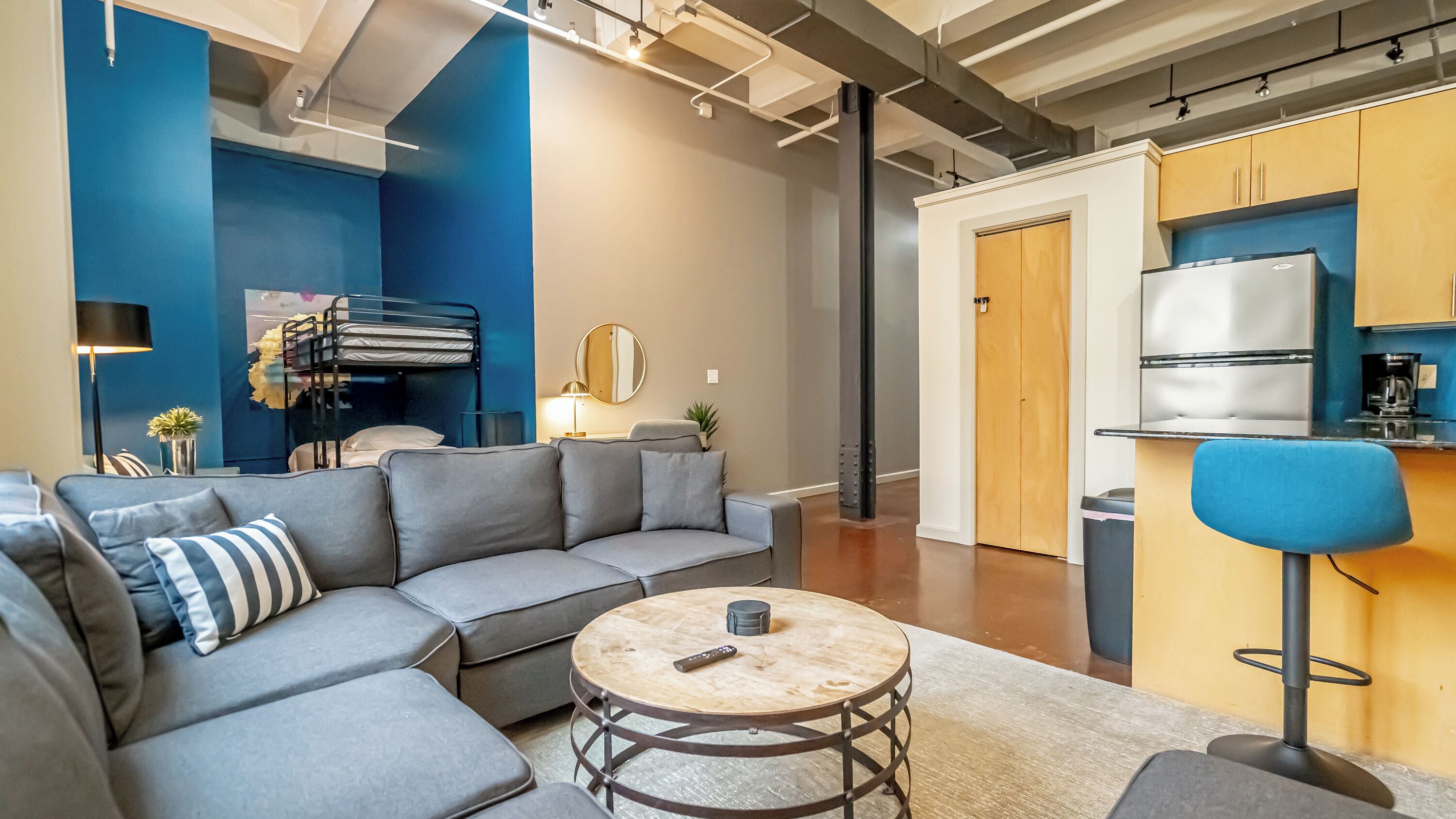 Een smart-tv en een kantoor