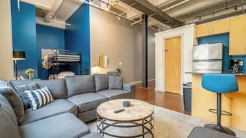 Een smart-tv en een kantoor