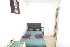 1 chambre, bureau, fer et planche à repasser, lit de bébé portatif