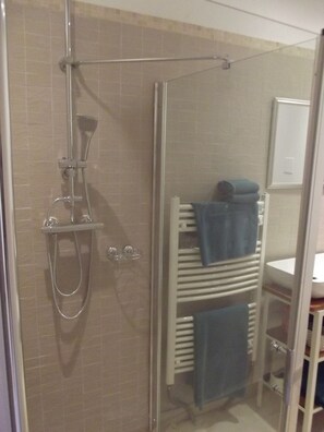 Dusche, Haartrockner, Handtücher, Seife