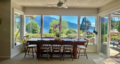 Ocean & Mountain View Captain's Cottage
