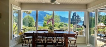 Ocean & Mountain View Captain's Cottage
