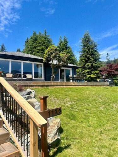 Ocean & Mountain View Captain`s Cottage