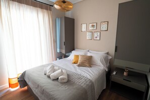 2 bedrooms, desk, iron/ironing board, travel crib