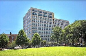 Exterior - Magnificent 1BR with Pool & Gym (Philadelphia)