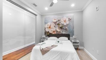 1 slaapkamer, een strijkplank/strijkijzer, gratis wifi, beddengoed