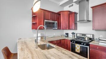 KĂŒhlschrank, Mikrowelle, Ofen, Herdplatte