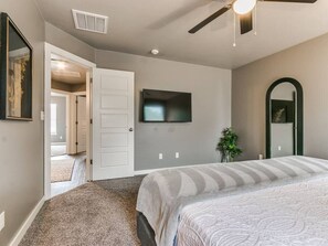 3 Schlafzimmer, Schreibtisch, Bügeleisen/Bügelbrett, Reisekinderbett