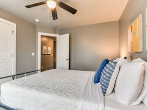 3 chambres, bureau, fer et planche à repasser, lit de bébé portatif