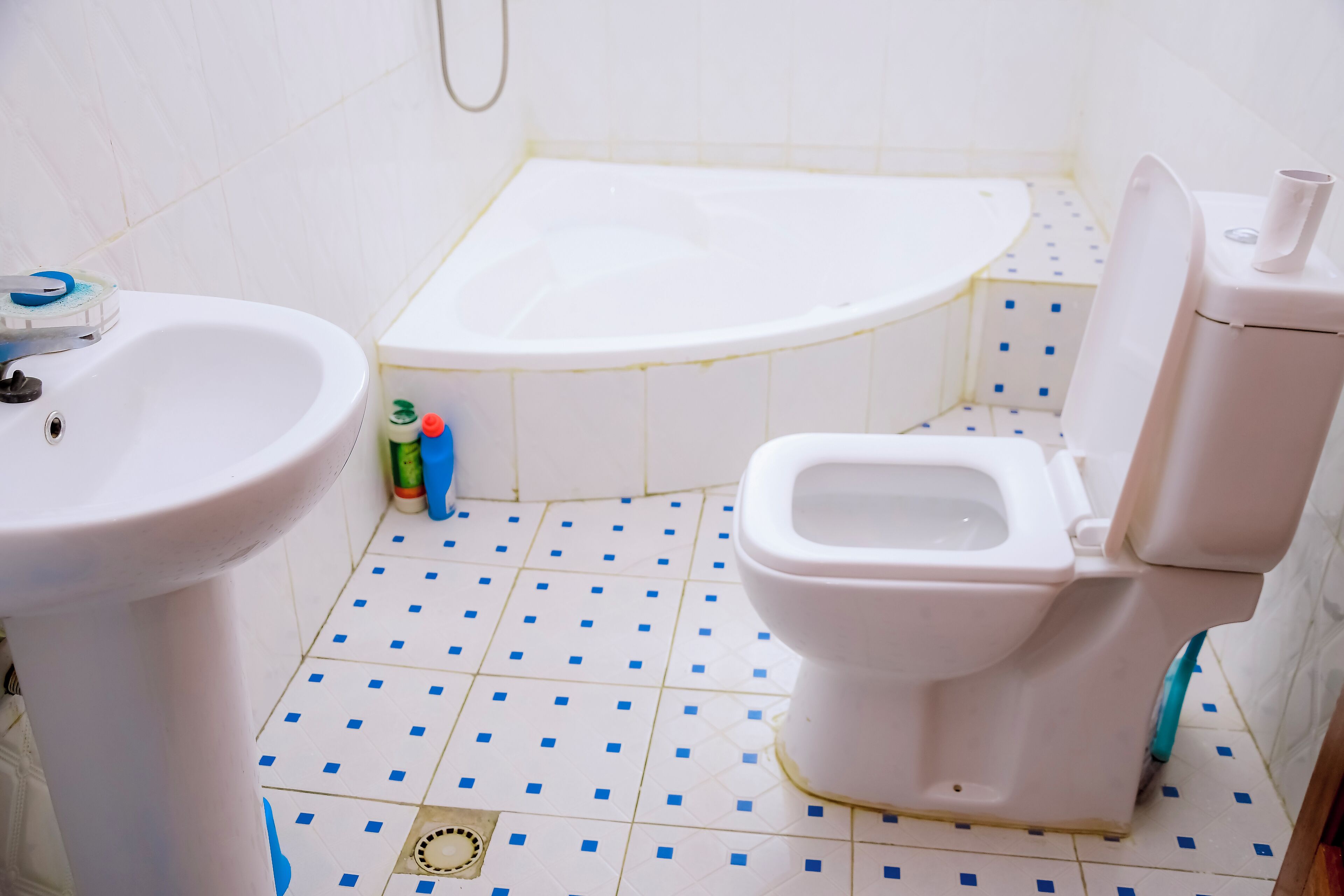 Áo choàng tắm, dép đi trong nhà, khăn tắm, xà phòng 
