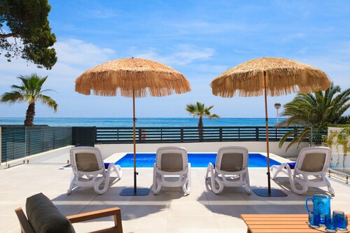 VILLA PORTOFINO Luxuriöses Haus in erster Strandreihe in Cambrils mit privatem Pool.