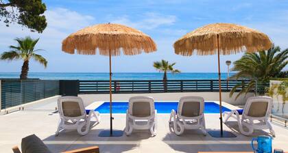 VILLA PORTOFINO Luxuriöses Haus in erster Strandreihe in Cambrils mit privatem Pool.