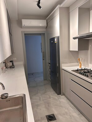 Frigorífico, microondas, horno y placa de cocina