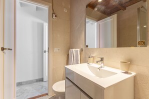 Suihku, hiustenkuivaaja, bidee, pyyhkeet