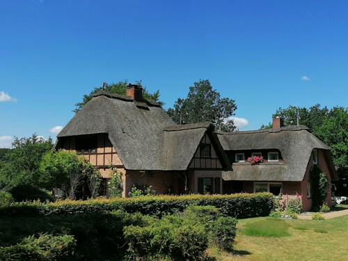 Reetgedecktes Ferienhaus am Strandweg in Lütjensee