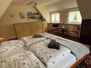 3 bedrooms, desk, travel crib, WiFi