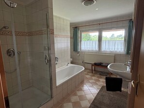 Een douche, een haardroger, een bidet, handdoeken