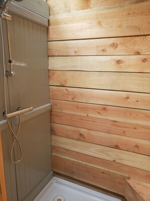 Een douche, een haardroger, handdoeken, zeep
