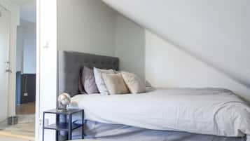 5 bedrooms, travel crib, WiFi, bed sheets