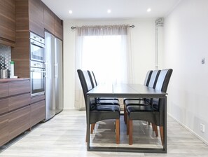 Dining - Familjevänligt och Mysigt hus vid Göta Kanalen, Nära Motala Centrum (Östergötlands län)