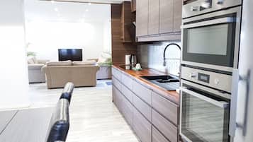 Kjøleskap, mikrobølgeovn, ovn og kokeplater