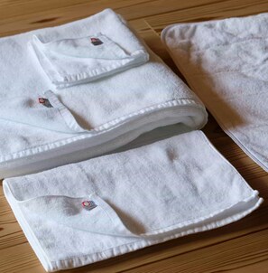 Séchoir à cheveux, bidet, serviettes fournies, savon
