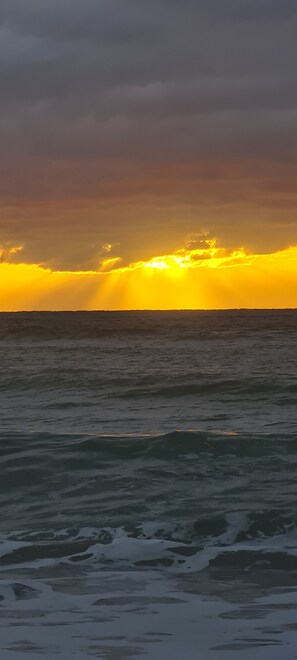Beach - Cottage. 5 mins from beach and lake. (Windang)