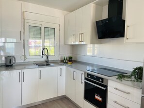 Geladeira, micro-ondas, fogão, cooktop