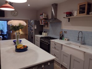 Fridge, oven, dishwasher, cookware/dishes/utensils - Georgian Townhouse in Penzance with Sea Views, Garden, 4 Bedrooms, 2 Bathrooms (Penzance)