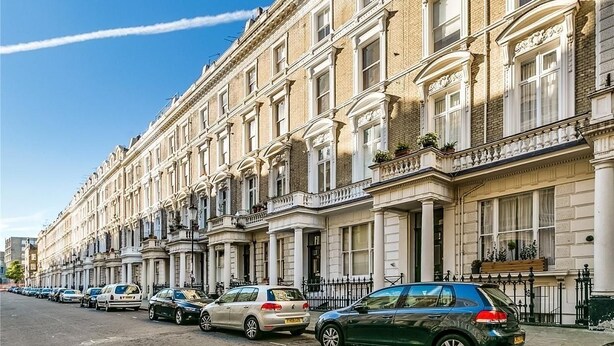 A row of traditional terraced houses with a clear blue sky. - Idyllic Notting Hill 2Bed 2Bath Apartment (London)
