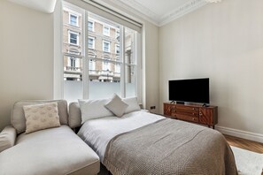 2 bedrooms, desk, iron/ironing board, WiFi