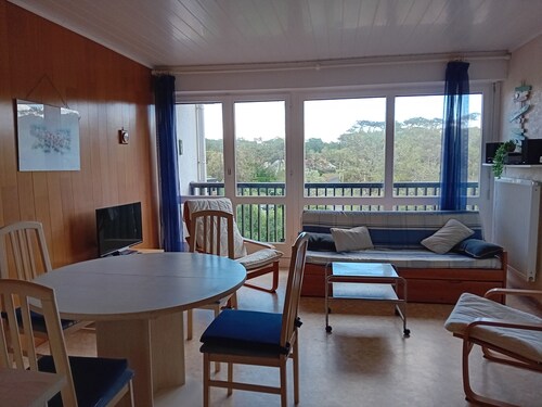 Seaside Retreat: Cozy 1BR Apt Steps from Beach & Shops